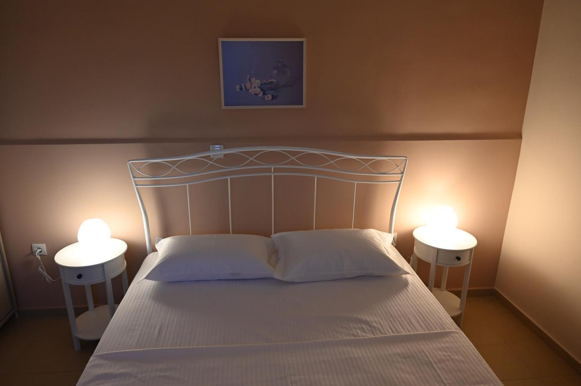 Evita'S Guesthouse Agia Marina Mikrolimanou Dış mekan fotoğraf